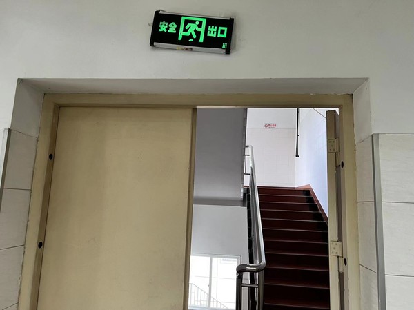 安全通道指引牌.jpg