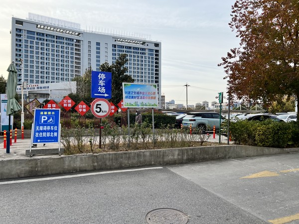 院内停车场入口处指引.jpg