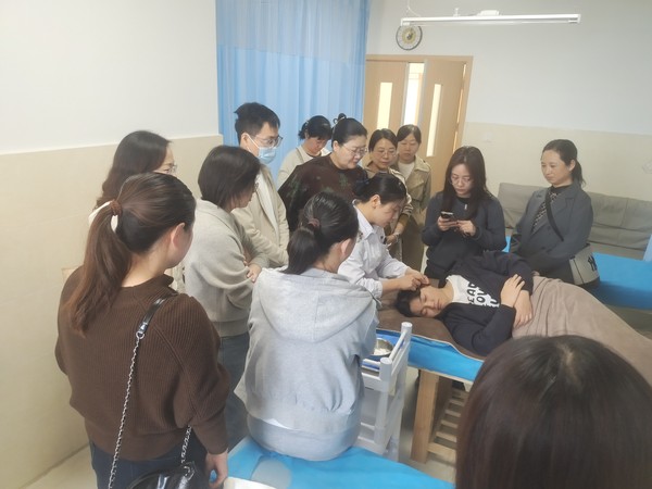 耳部刮痧1.jpg